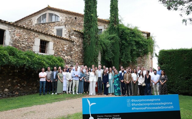 Fotografía de grupo de Sus Majestades los Reyes y Sus Altezas Reales la Princesa de Asturias y la Infanta Doña Sofía junto a los premiados de edicione